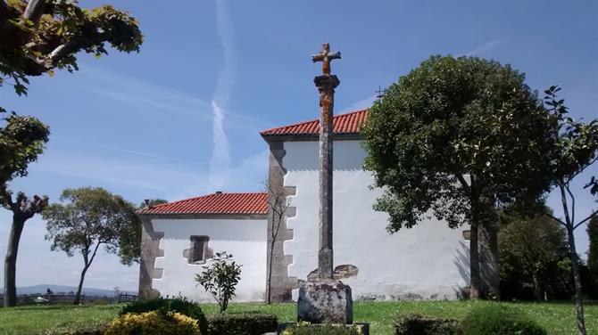 Kors på kyrkogård längs Camino de Santiago