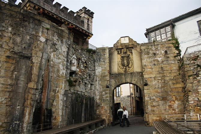 Portal in der Stadtmauer am Torre de Santa María, Hondarribia, Baskenland