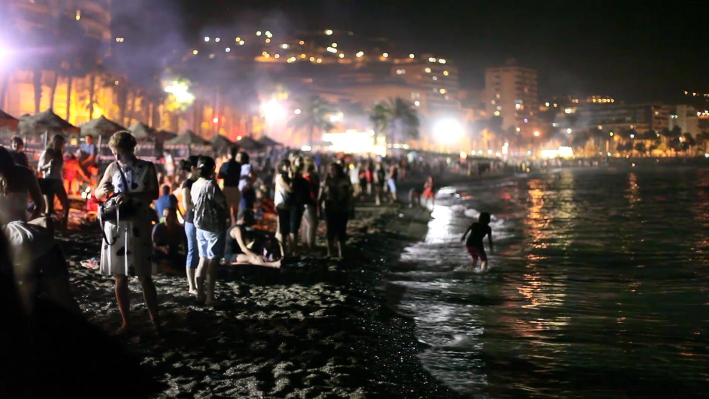 La noche de San Juan celebrada en las playas españolas