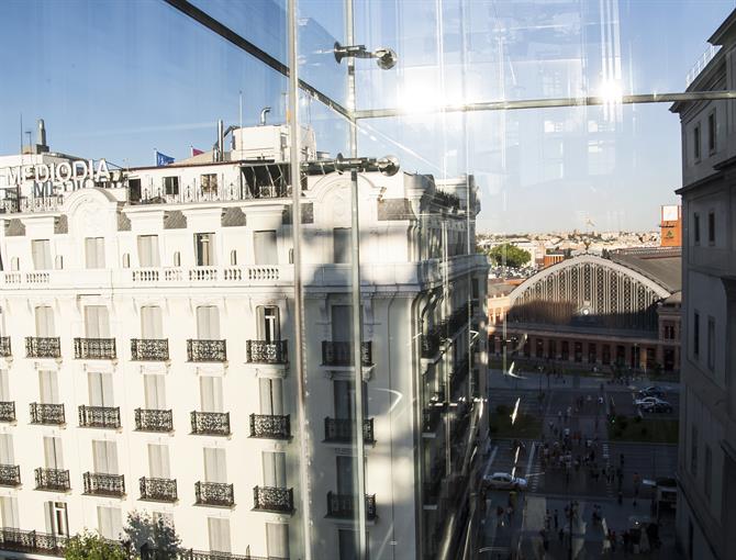 Reina Sofia, zicht op Atocha station vanuit glazen lift