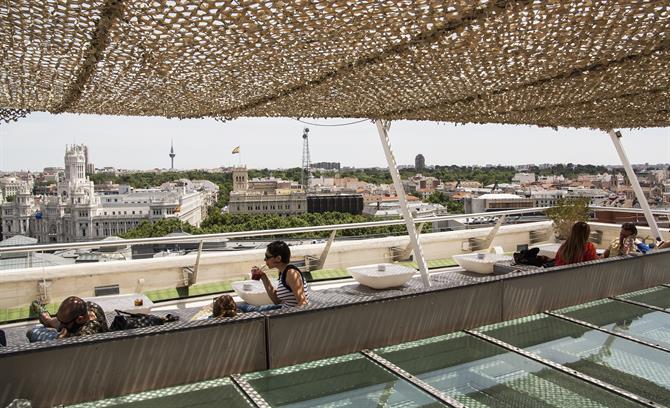 Terrasse sur le toit du musée des Beaux Arts, Madrid (Espagne)