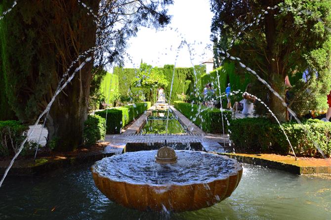 Fountaine de Generalife dans le palais de l'Alhambra - Grenade, Andalousie (Espagne)