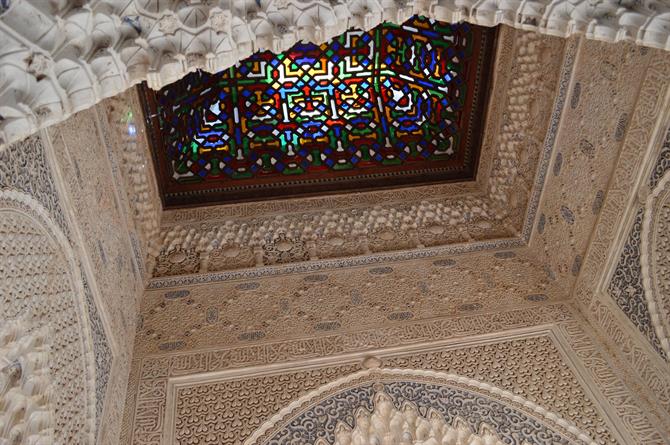Buntes Glas-Mosaik an der Decke der Alhambra