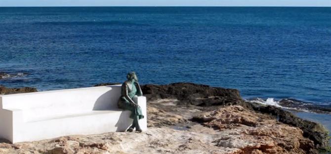 Eine hübsche Statue am Meer in Torrevieja