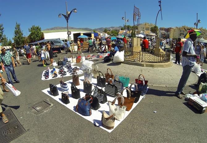 Väskor till salu på lördagsmarknaden i Fuengirola
