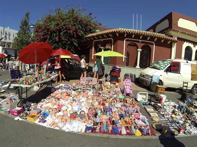 kollektion av dockor på loppmarknaden i Fuengirola