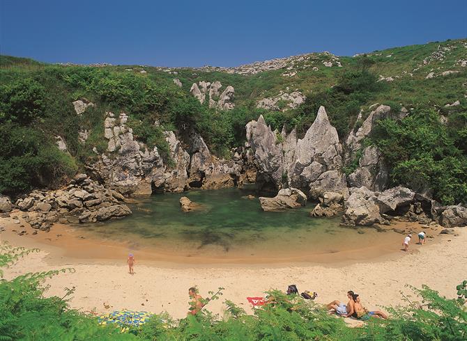 Naturfenomenet Playa de Gulpiyuri i Asturien, norra Spanien