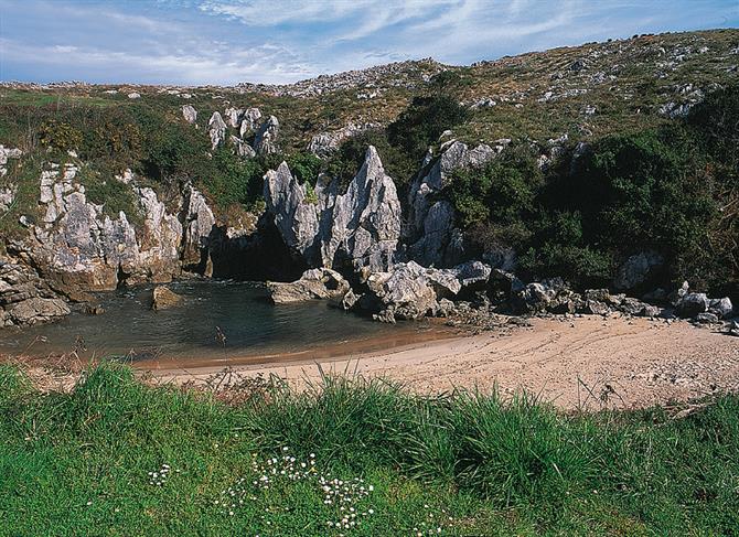 Playa de Gulpiyuri, Les Asturies (Espagne)