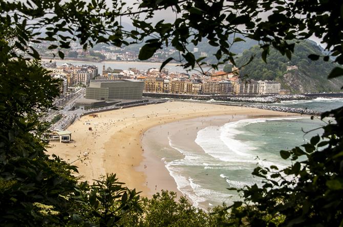 Med utsikt över stranden Zurriola, San Sebastian, Baskien