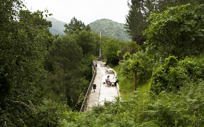 Pique-nique le long de la randonnée de Saint-Sébastien à Pasajes de SAn Juan, Pays Basque (Espagne)