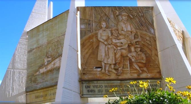 Monument to the choir singer in Torrevieja