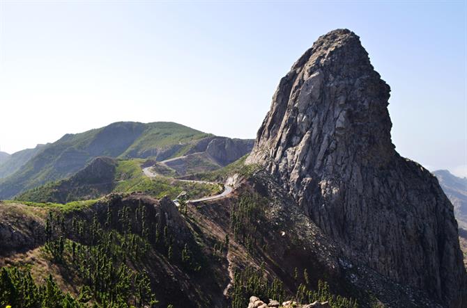 Blick vom Aussichtspunkt zum Felsen Roque de Agando, La Gomera (Kanaren)