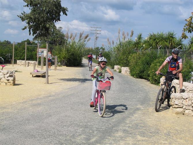 Cyklig  på en grön väg i Denia