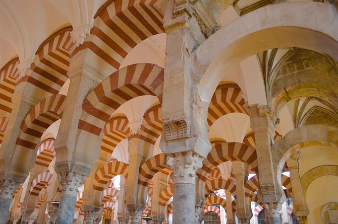 Maurische Torbögen in der Moschee von Córdoba 