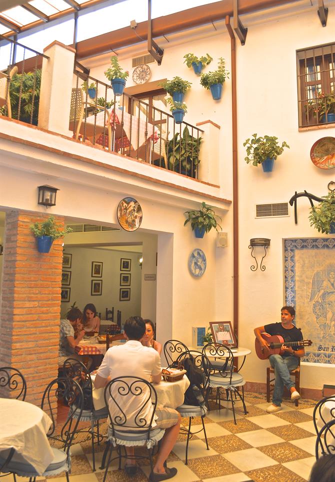 Gitarrenmusik in der La Posada El Caballo Andaluz, Cordoba