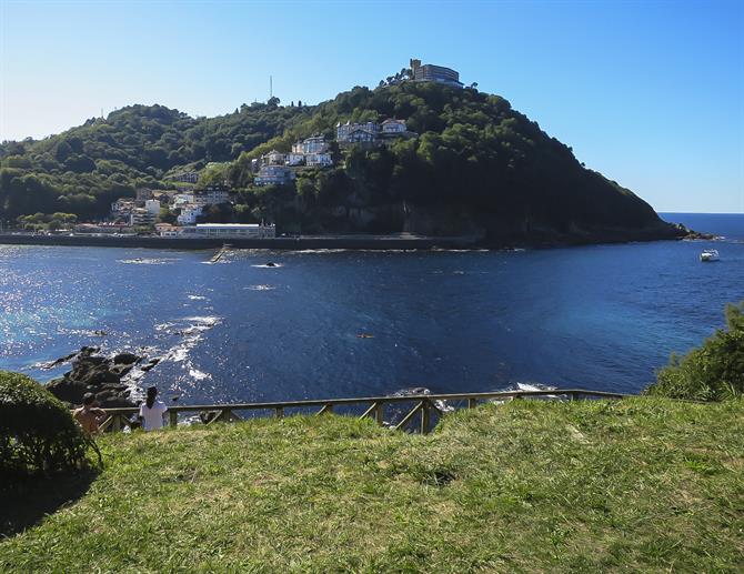 Vista dall'isola di Santa Clara sull'Igueldo, San Sebastian