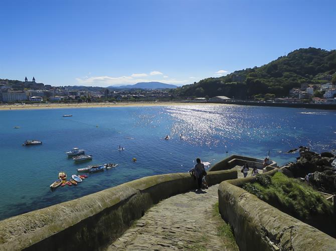 Île de Santa Clara avec vue sur la plage Ondarreta et la montagne Igueldo, Saint-Sébastien - Pays Basque (Espagne)