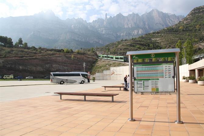 Montagnes de Montserrat depuis la gare, Barcelone - Catalogne (Espagne)