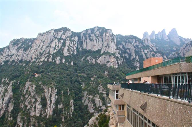 Montserrat a partir de um restaurante