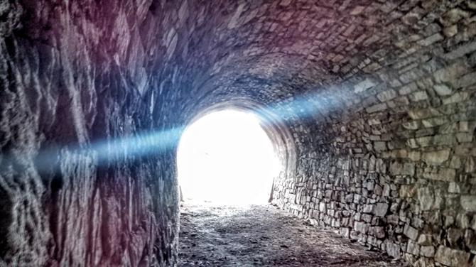 Tunel Servalico auf dem Rundweg SL-A 77 in Bedar (Almeria)