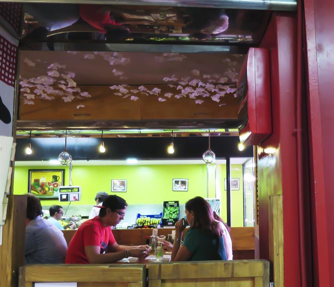 Yoka Loka sushi bar, met daarachter een groentekraam, Mercado Anton Martin, Madrid