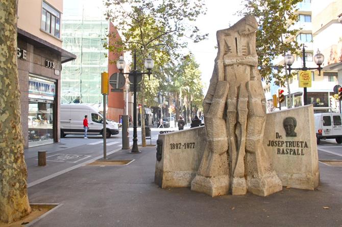 Una statua sulla Rambla di Poblenou 