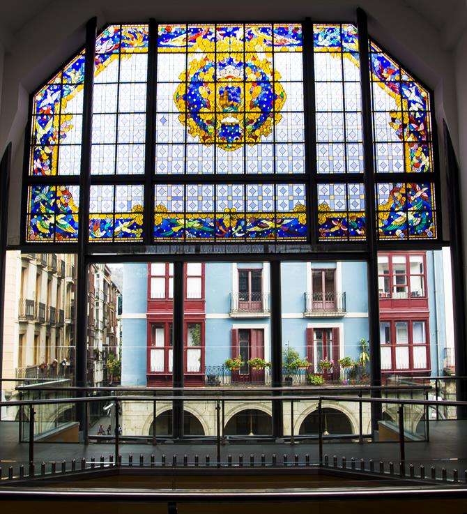 Mercado de la Ribera, Bilbao - zicht op het oude stadsgedeelte vanuit de markt