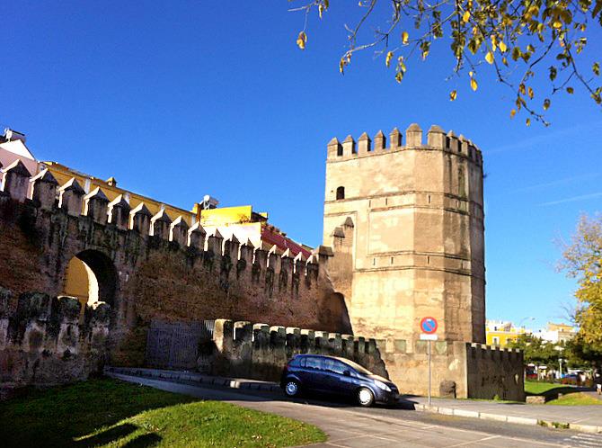 den gamla stadsmuren i Sevilla
