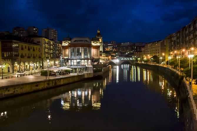 Mercado de la Ribera floden Nervión i Bilbao