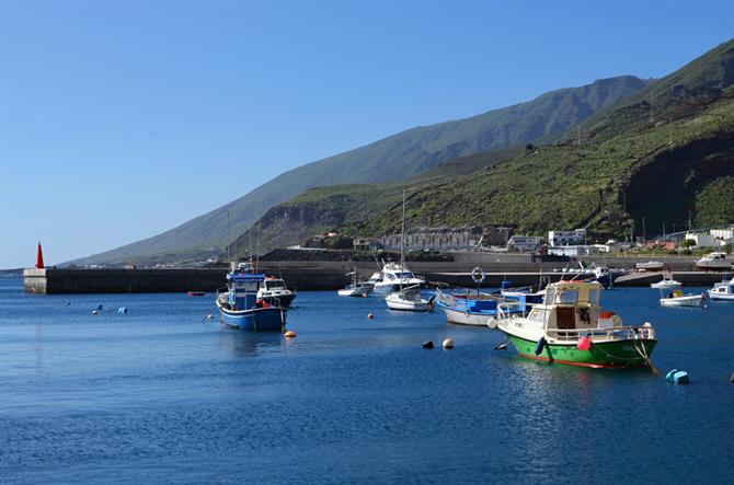 Fiskebåtar i huvudhamnen i Valverde, El Hierro, Kanarieöarna