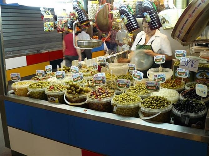 Köp delikatesser på Atarazanas-marknaden i Málaga
