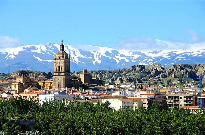 Stadtbild von Guadix mit Sierra Nevada im Hintergrund, Granada, Andalusien