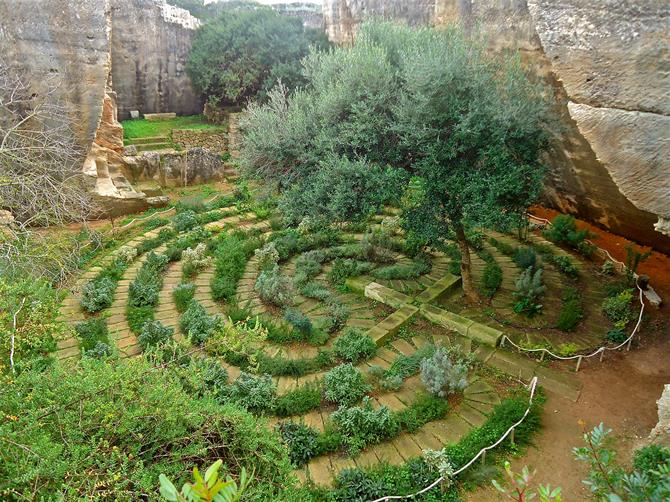 Labirinto del giardino medievale, Lithica