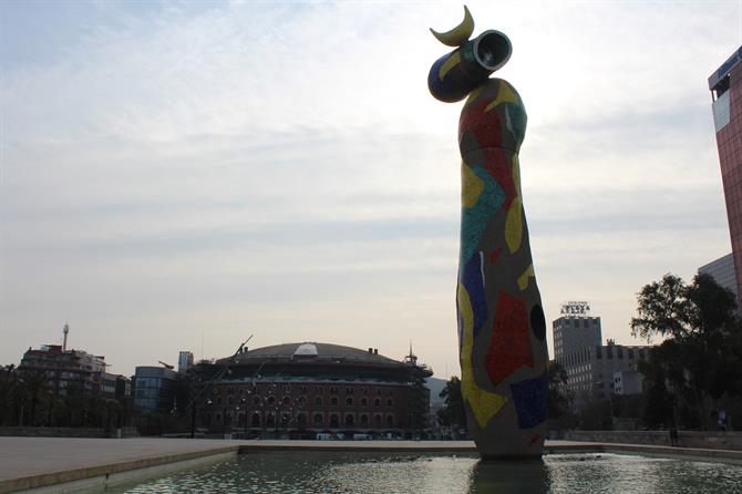 Skulpturen “Kvinden og fuglen (”Mujer y Pájaro) af Joan Miró (Joan Miró-parken)