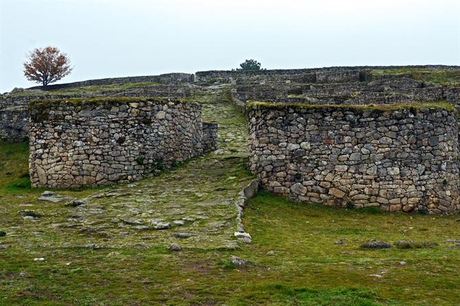 Entrada anteacrópolis castro