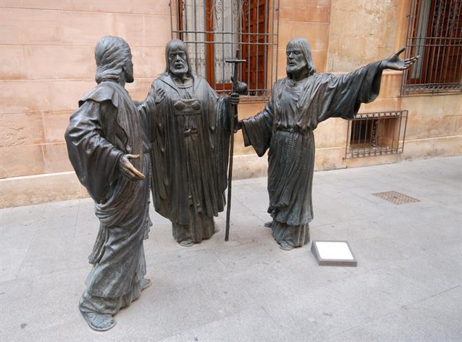 Tre pilgrimstatuer foran Basilica de Santa Maria - Elche