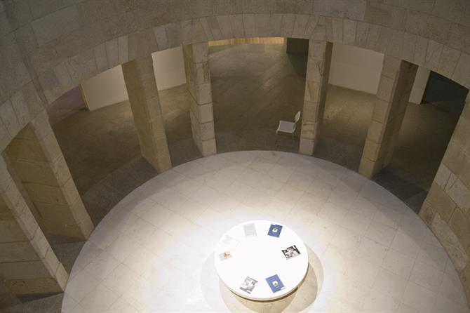 Inne i Museo de Arte Contemporáneo, varvid strukturen ses till atriumet