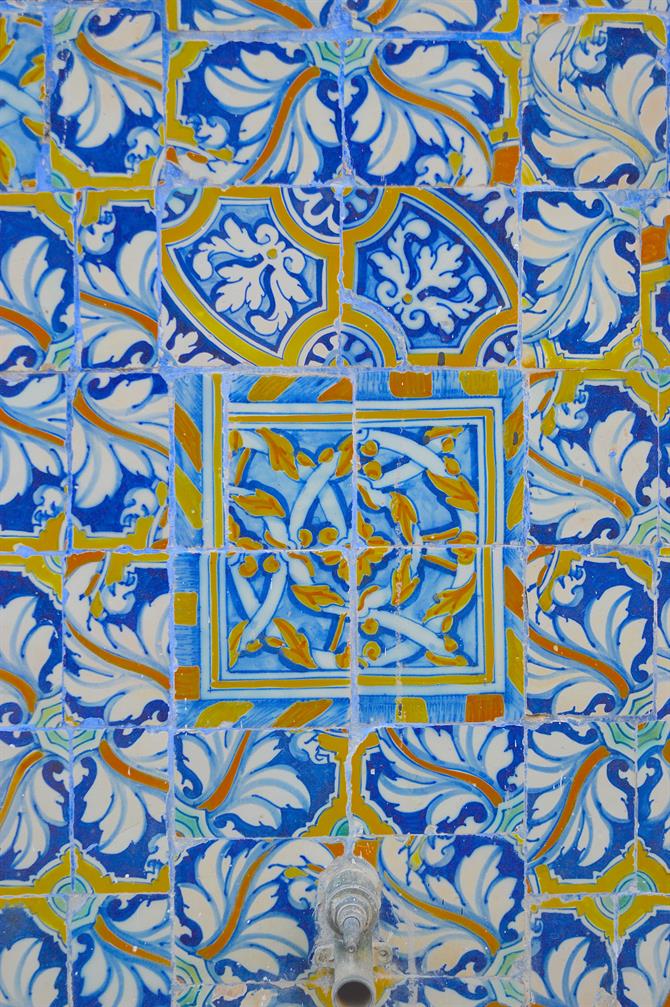 Detail of the tiled fountain