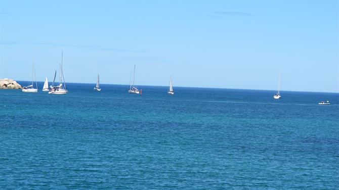 Båtar som seglar i Medelhavet runt Torrevieja