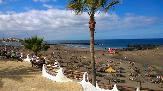 Populära Playa de Troya, i Las Américas