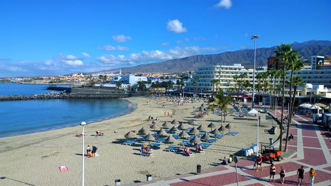 Playa de la Pinta ligger vid hamnen Puerto Colón