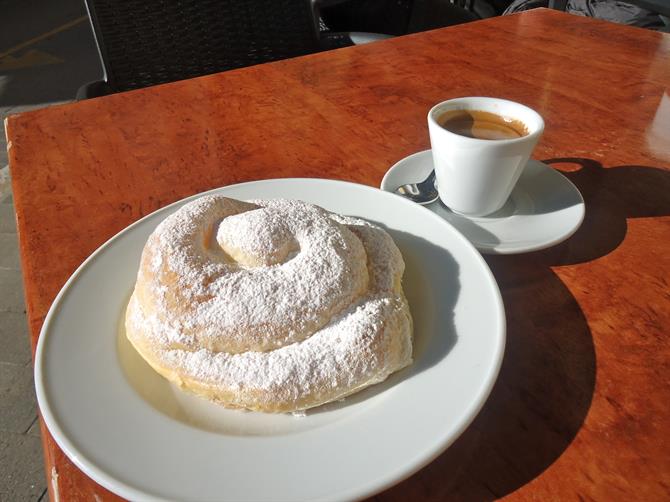 Ensaimada, une pâtisserie typique de Minorque - Baléares (Espagne)