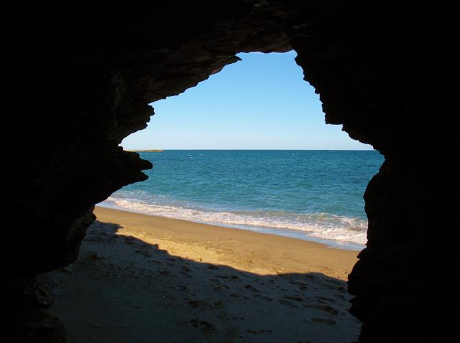 Blick aus der Grotte an der Playa Cueva del Lobo, Mojacar, Almeria