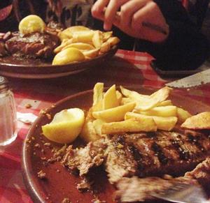 Churrasco, met sappig rundsvlees, een typisch gerecht van Chinchón 