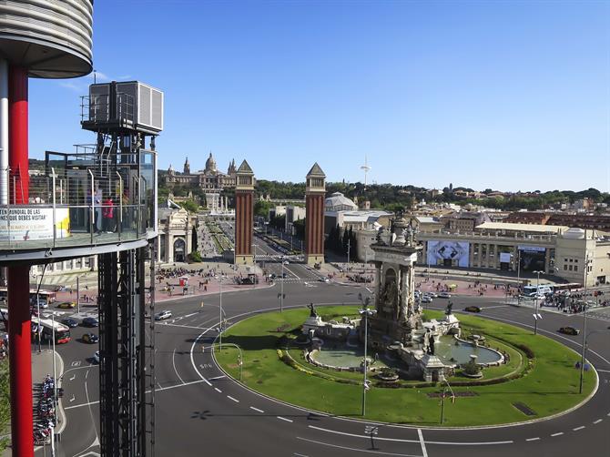 Zicht vanaf de mirador op Plaça Espanya en Montjuic, Barcelona