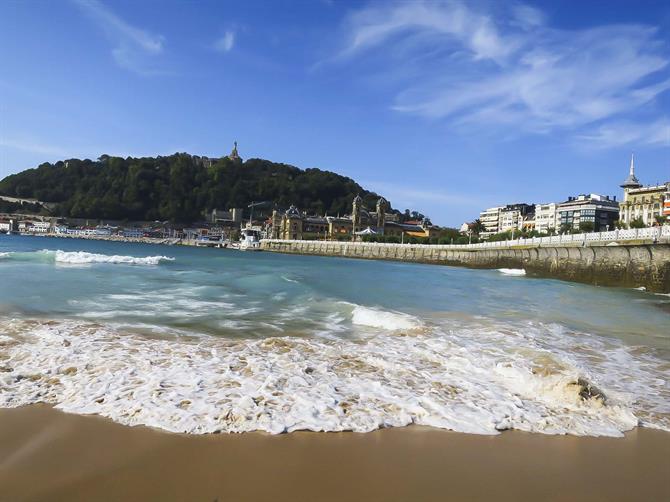San Sebastián, Concha strand - zicht op stadhuis en haven met daarachter de Urgull berg