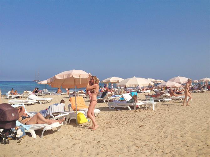 Turisti a Playa de se Salines, Ibiza