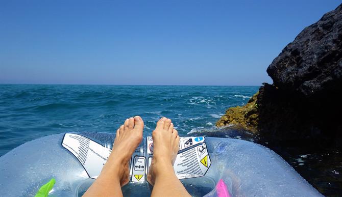 Mit dem Gummiboot entlang der Playa Macenas, Mojacar Playa, Costa Almeria