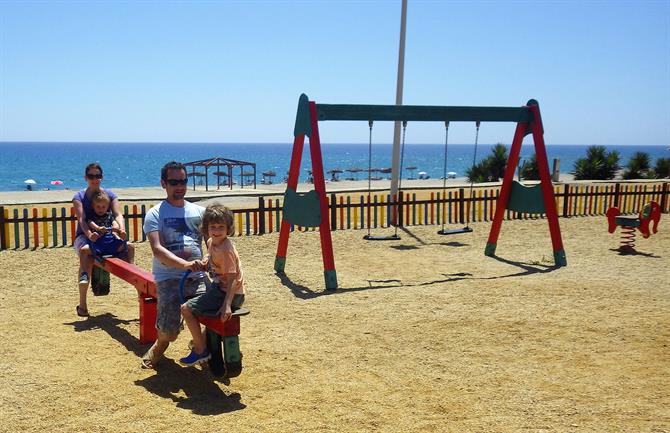Aire de jeu pour enfants en bord de mer (Espagne)