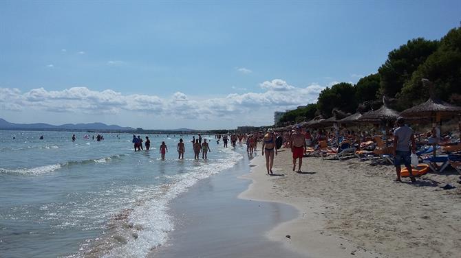 Playa de Alcudia utgörs av två delar